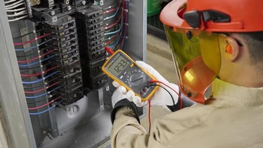 Fluke 15B+ Digital Multimeter, for Electrical Applications, Measures AC/DC