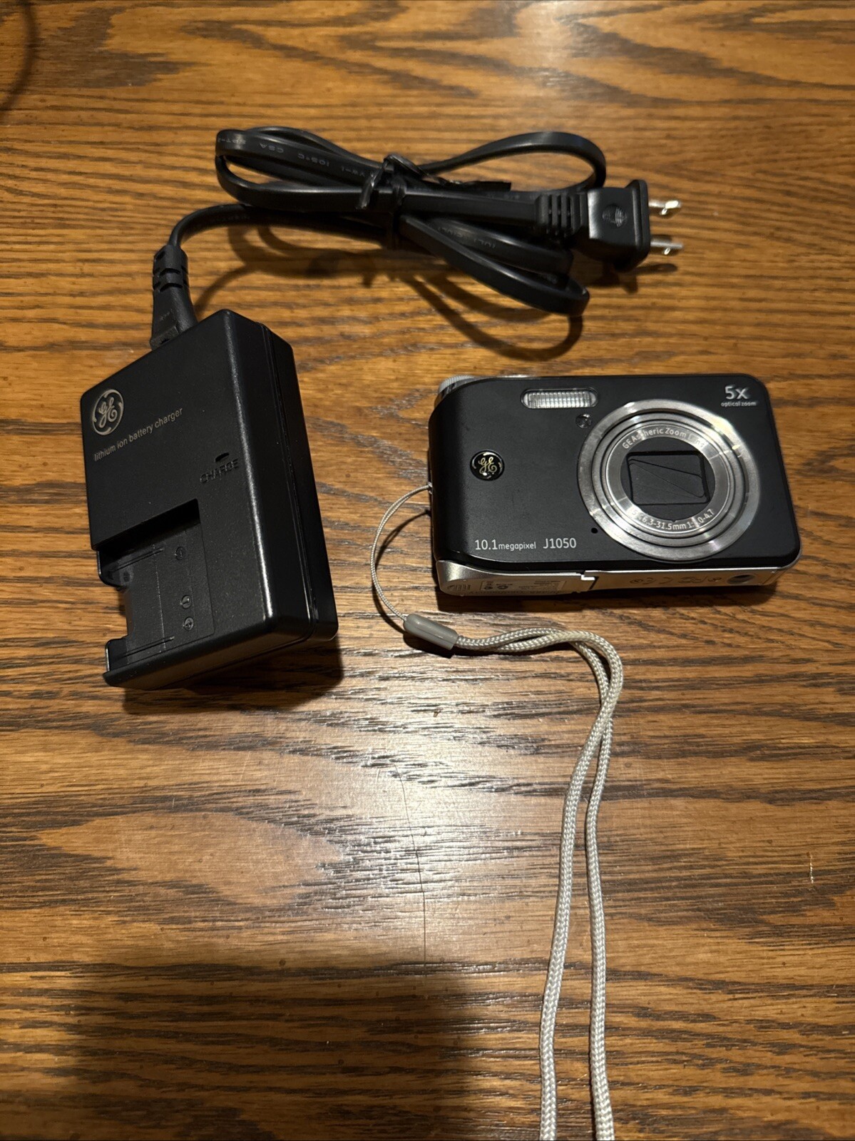 GE J1050 Digital Camera With Charger Needs New Battery