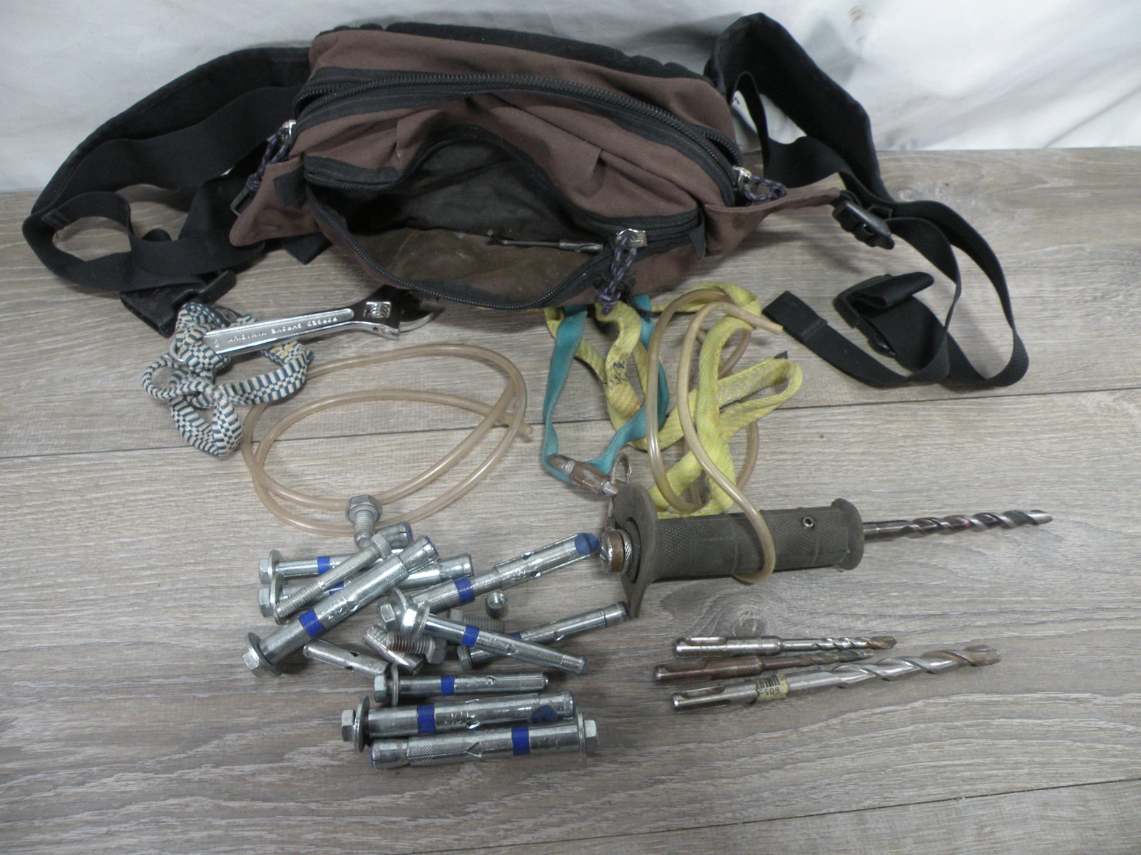 De GRIS Hand Drill Rock Climbing Bolt Anchor Tool Kit with Bits & Anchors