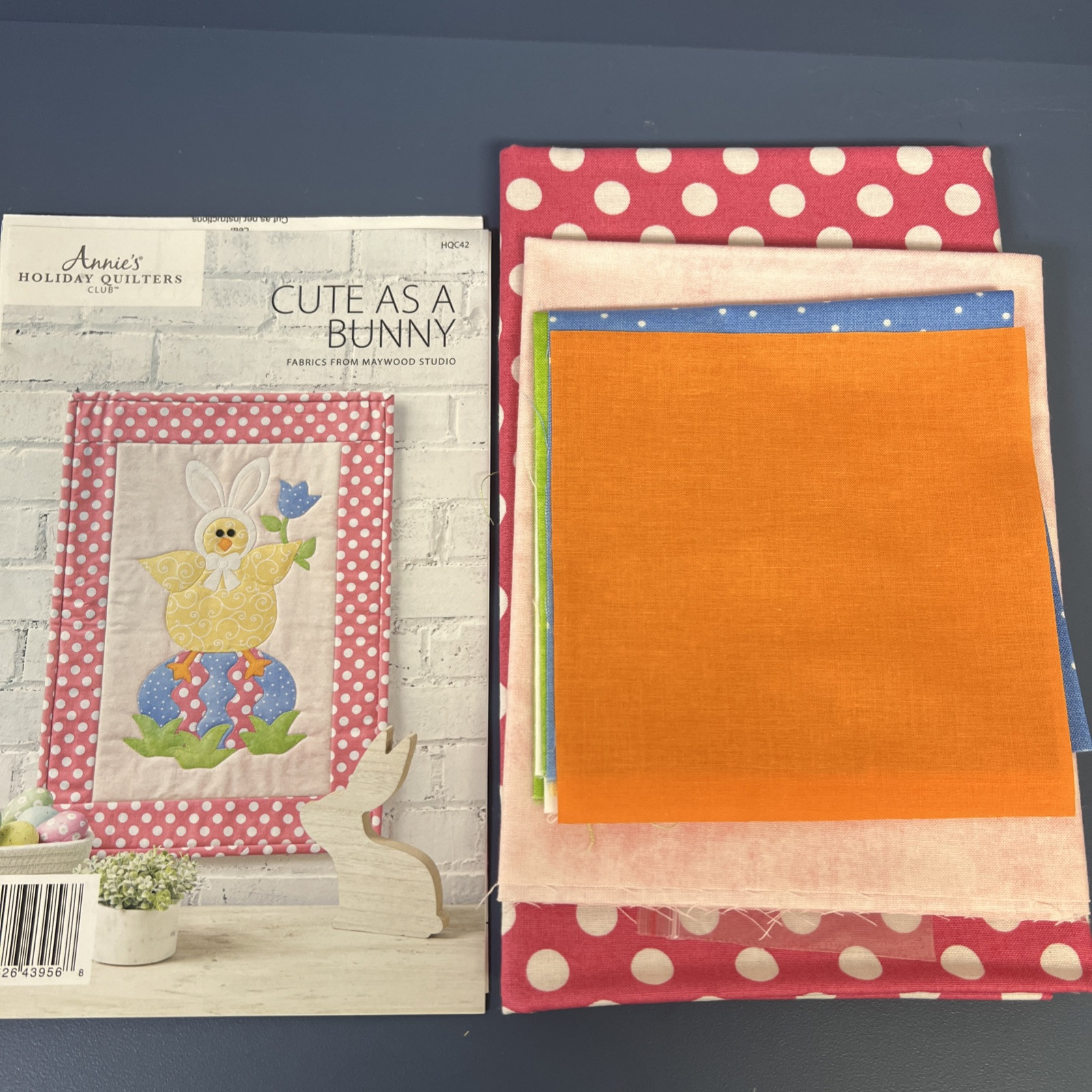 Annie's Holiday Quilters Club Cute As A Bunny Wall Hanging W/ Fabric Material