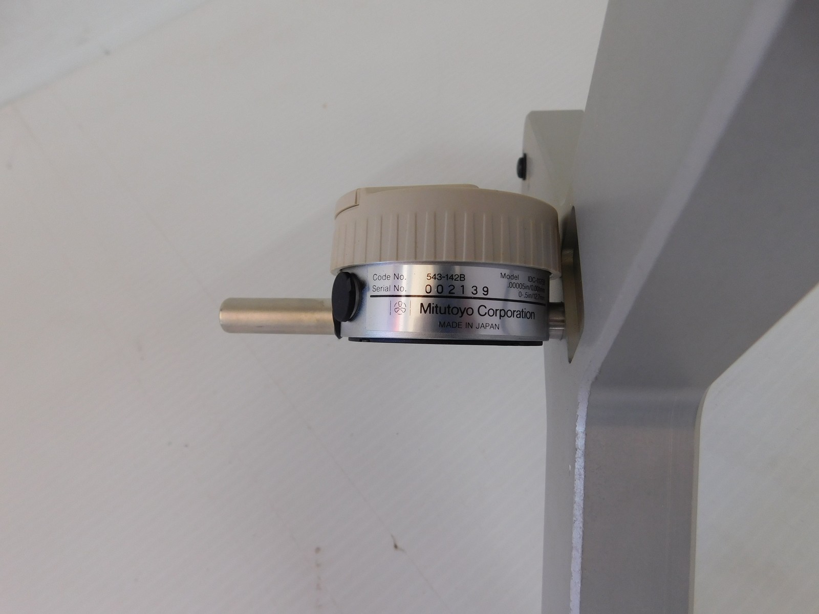 MITUTOYO MODEL IDC-112EB INDICATOR WITH STAND (LEQ91)