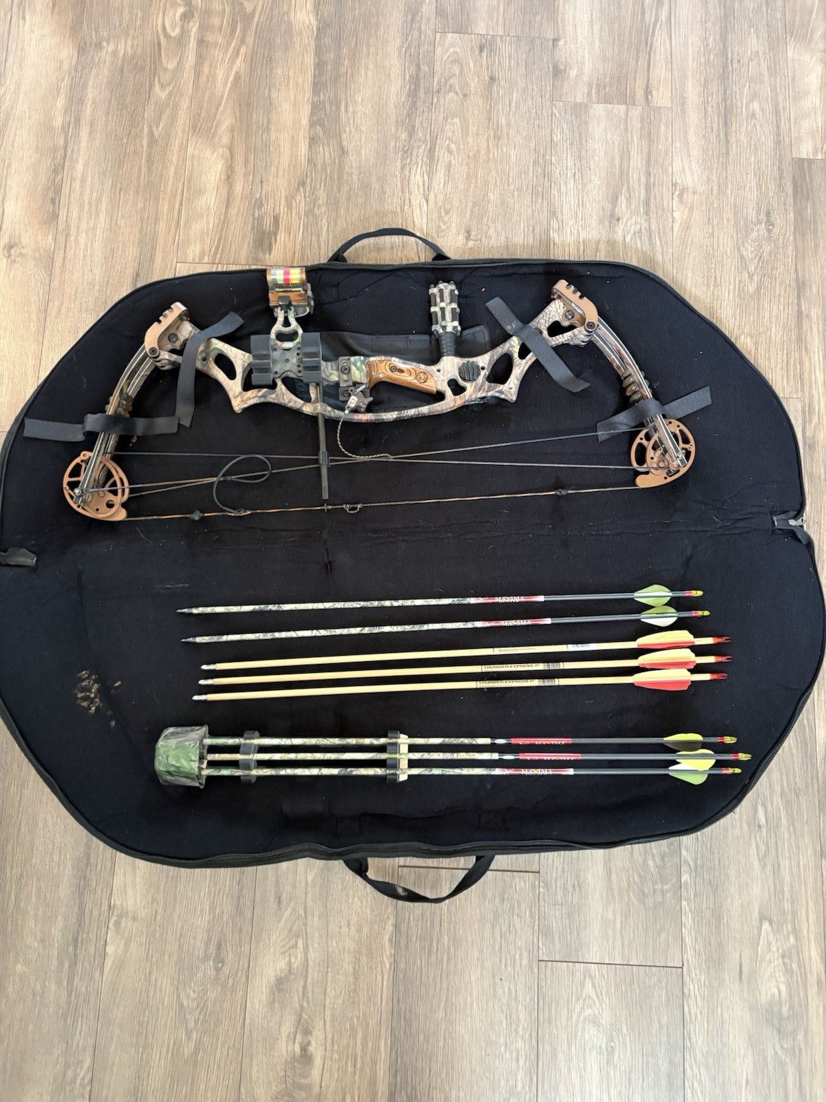 Hoyt Trykon RH Compound Bow 70lb With Accessories And Case