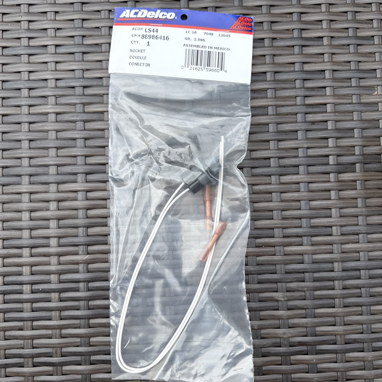 GM #88986416 ACDelco Multi-Purpose Lamp Socket+Wire Connector(B5) Only. NO BULB