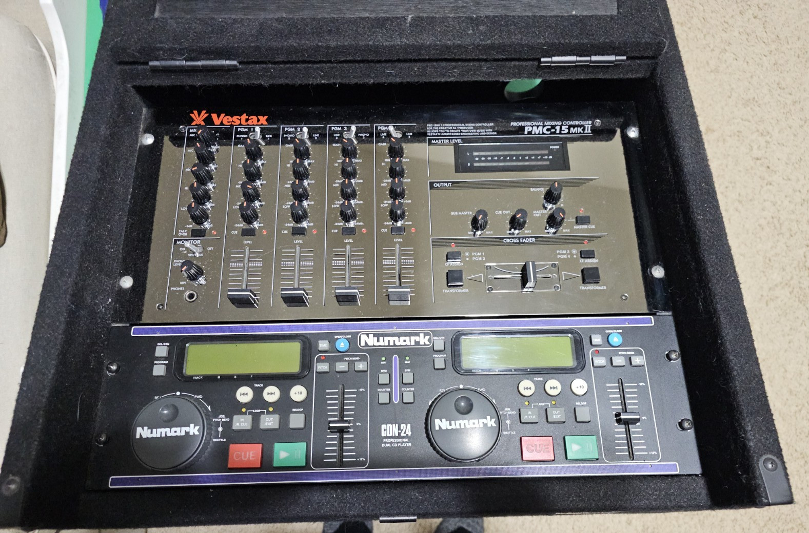 VESTAX PMC-15 MXII Mixer + NUMARK  CDN-24 Dual Disc CD Player + ODYSSEY Case