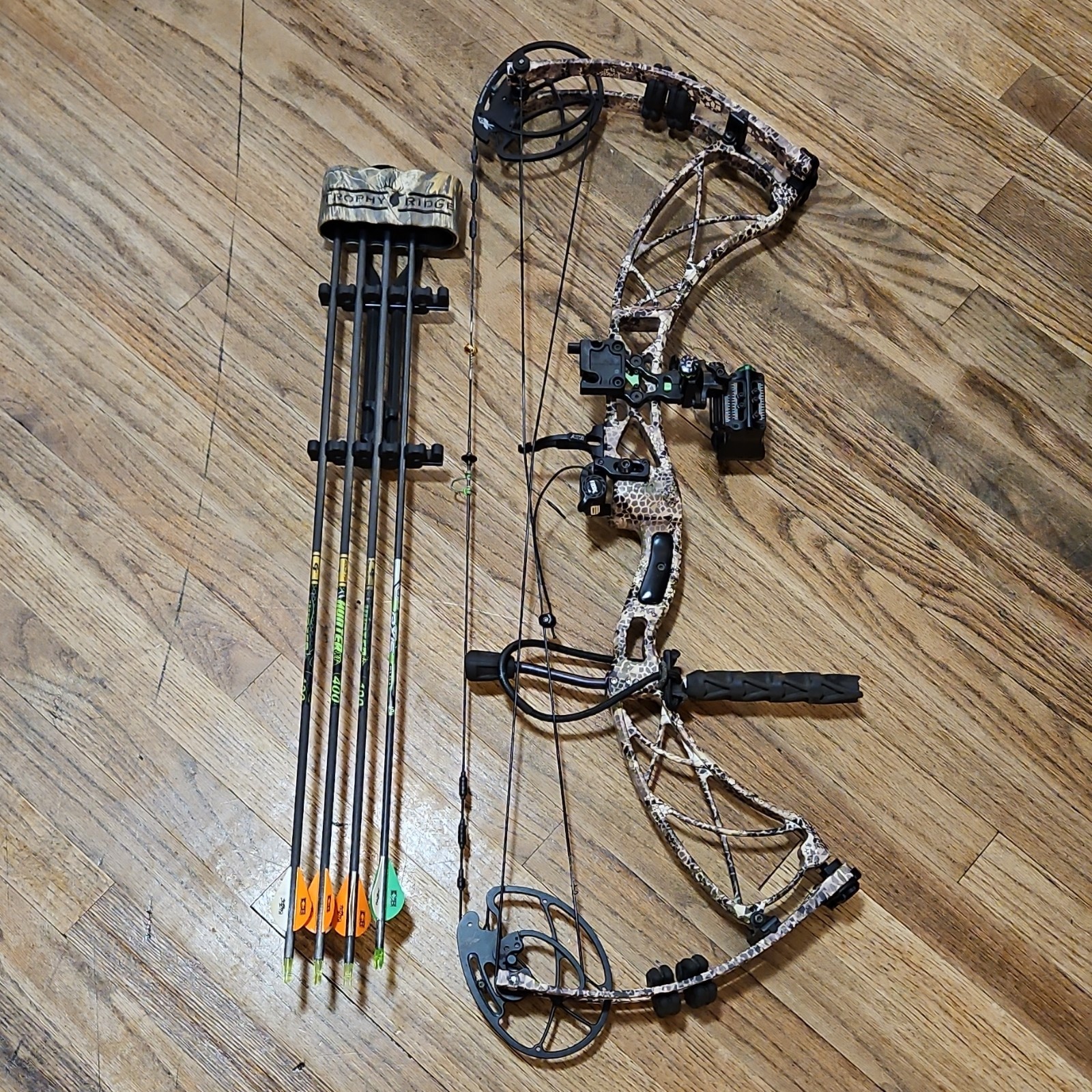 Xpedition Archery Xcursion 6 Compound Bow 70lbs Camo w/ Quiver