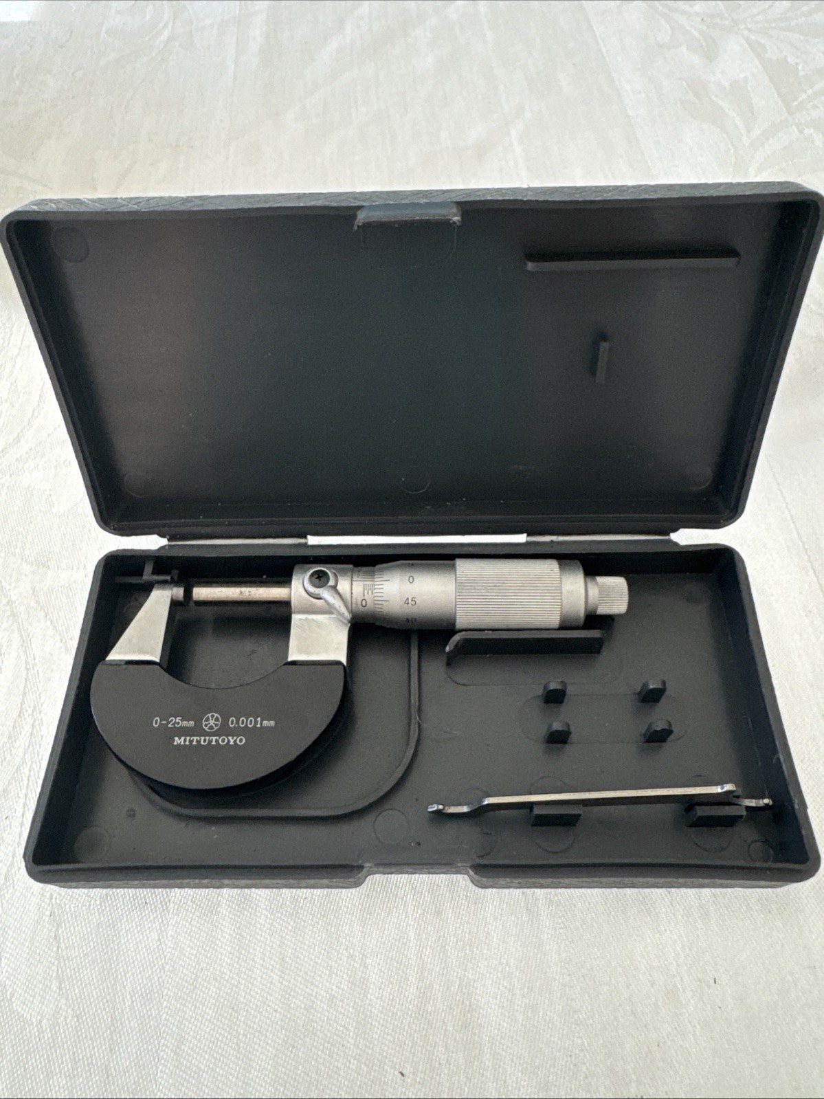 Vintage Mitutoyo 0-25mm 0.001mm Micrometer Model 102-123 CLEAN!