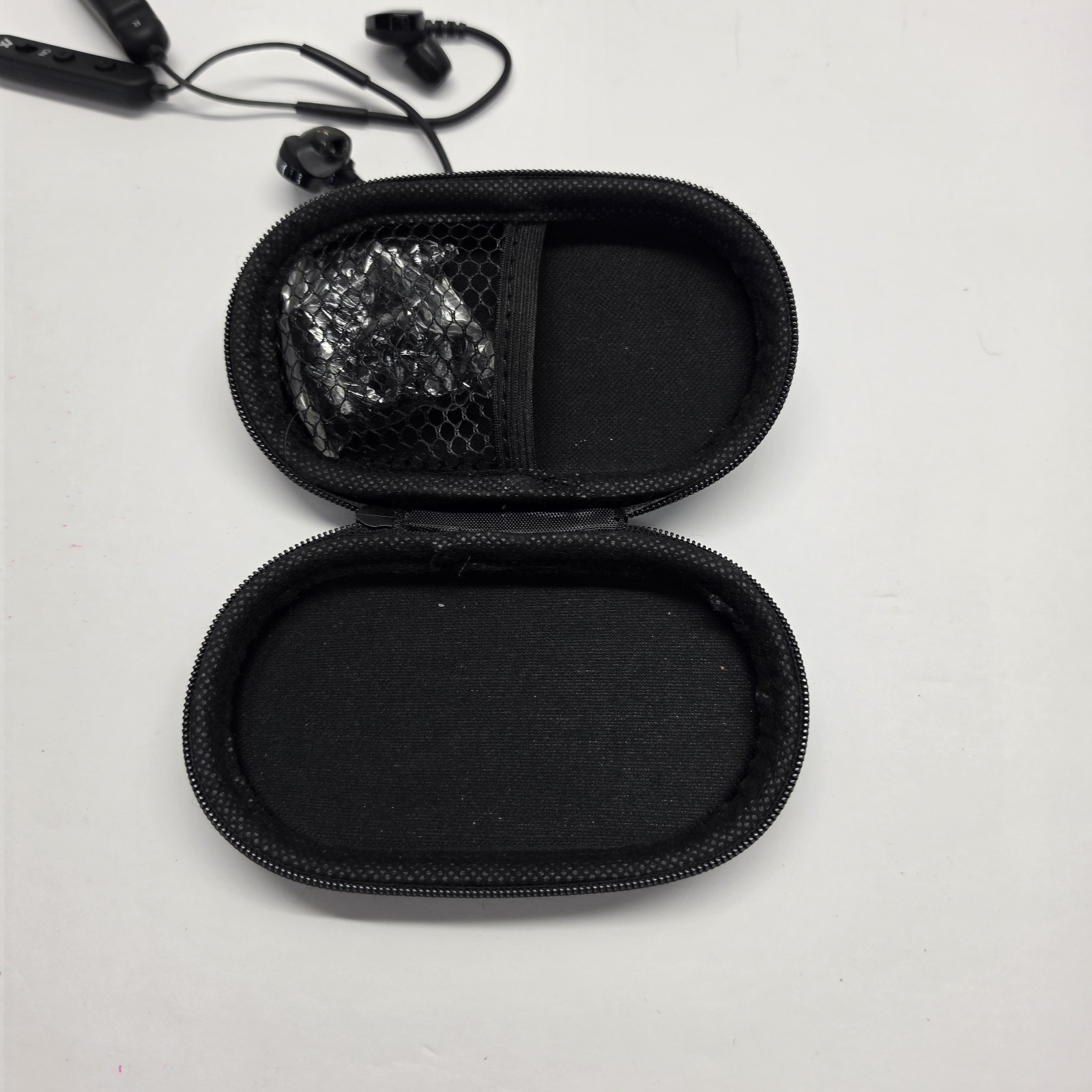 Axil GS Extreme Active Hearing Protection Bluetooth Earbuds - Black EUC W/ Case