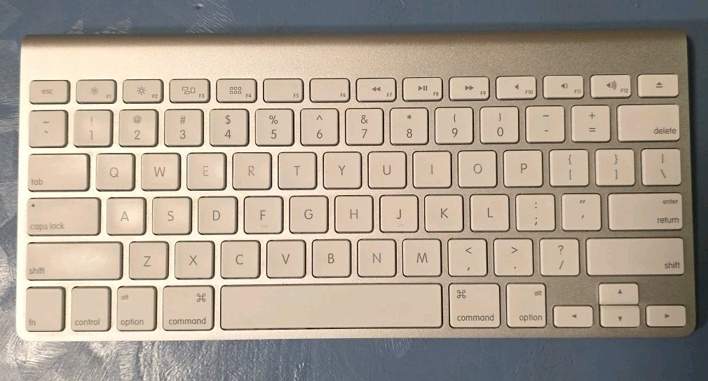 Apple A1314 Wireless Keyboard - MC184LL/B