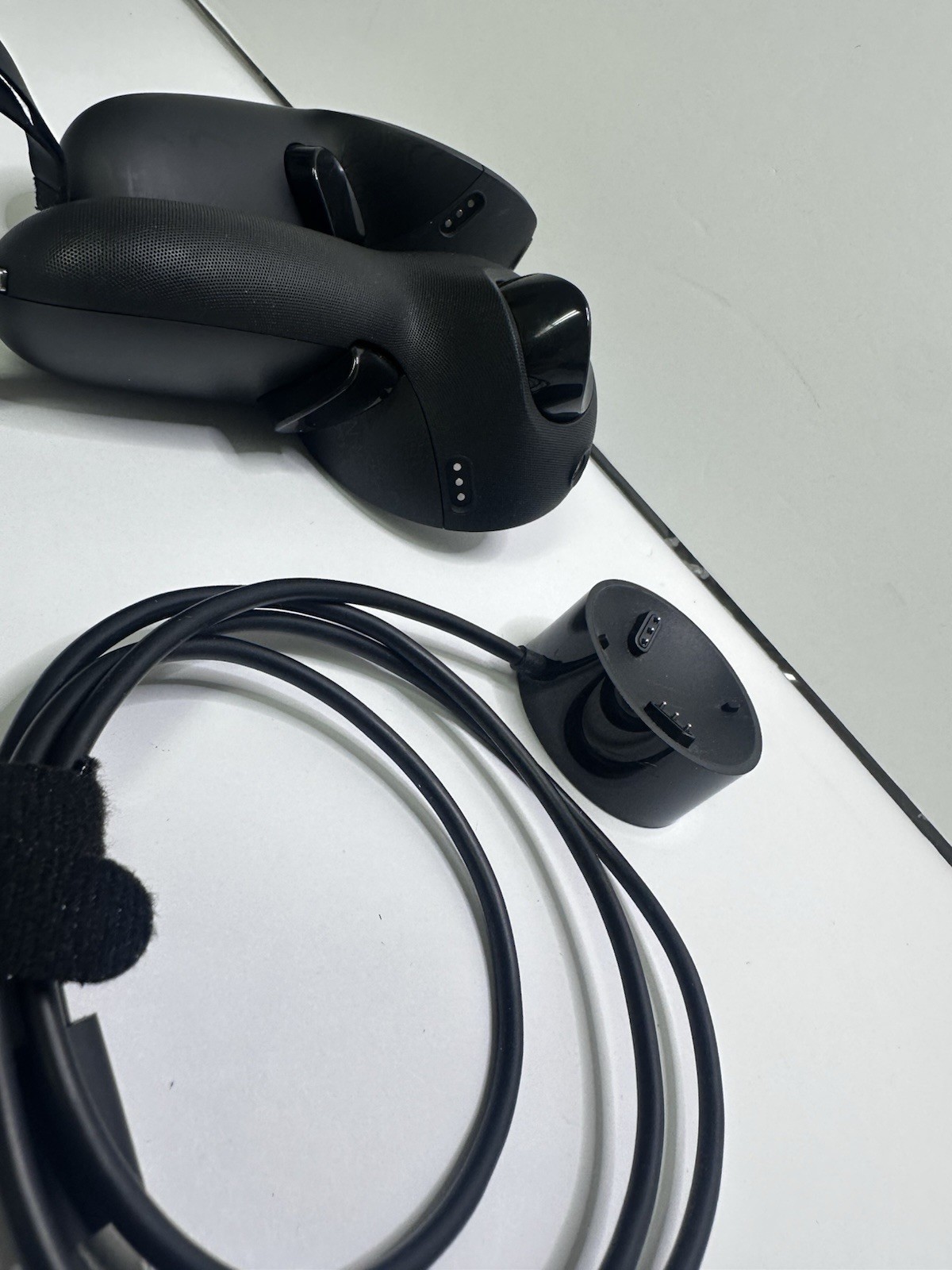 Meta Quest Pro Controllers Left & Right Pair Set W/ Compact Charging Dock