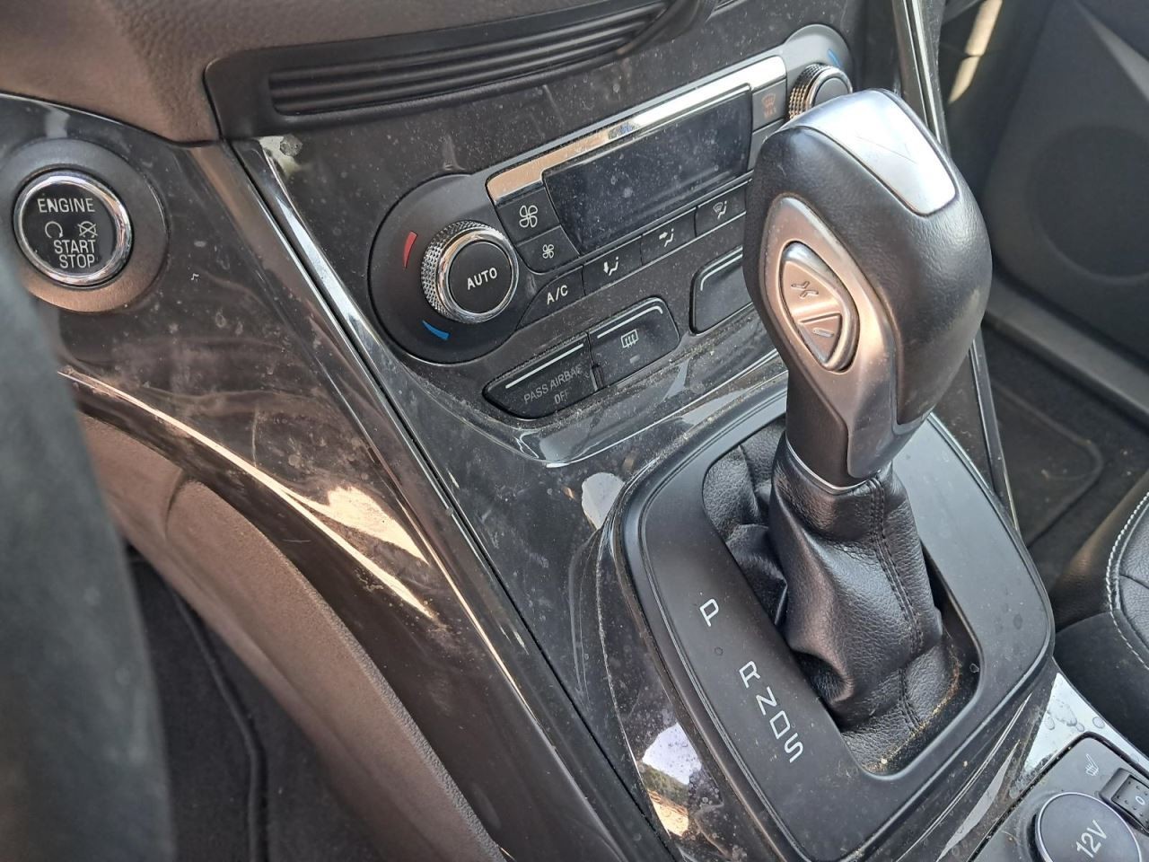 ESCAPE 2014 Glove Box 4782135