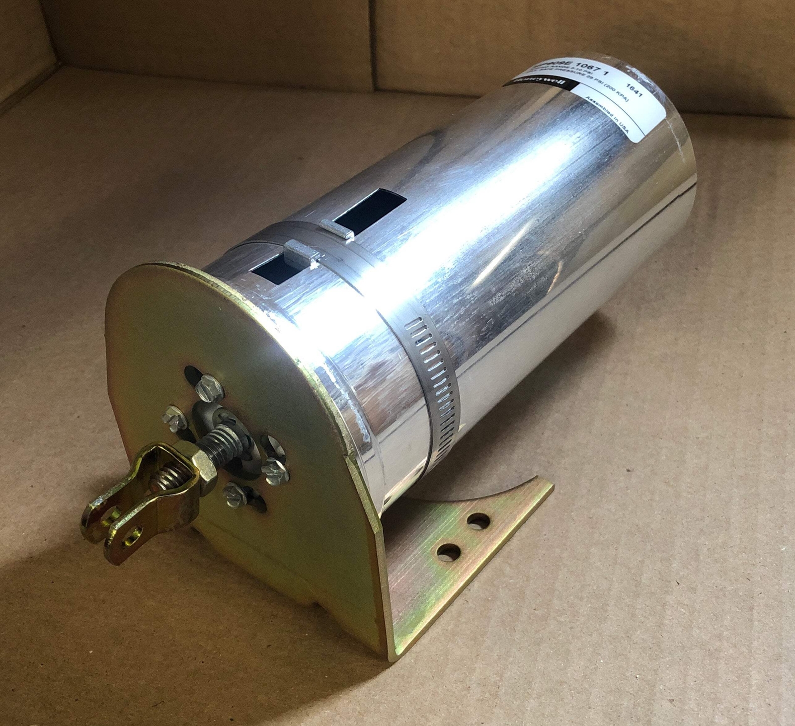 HONEYWELL MP909E1067 5-10 PSI PNEUMATIC DAMPER ACTUATOR/W 3" STROKE AND BRACKET