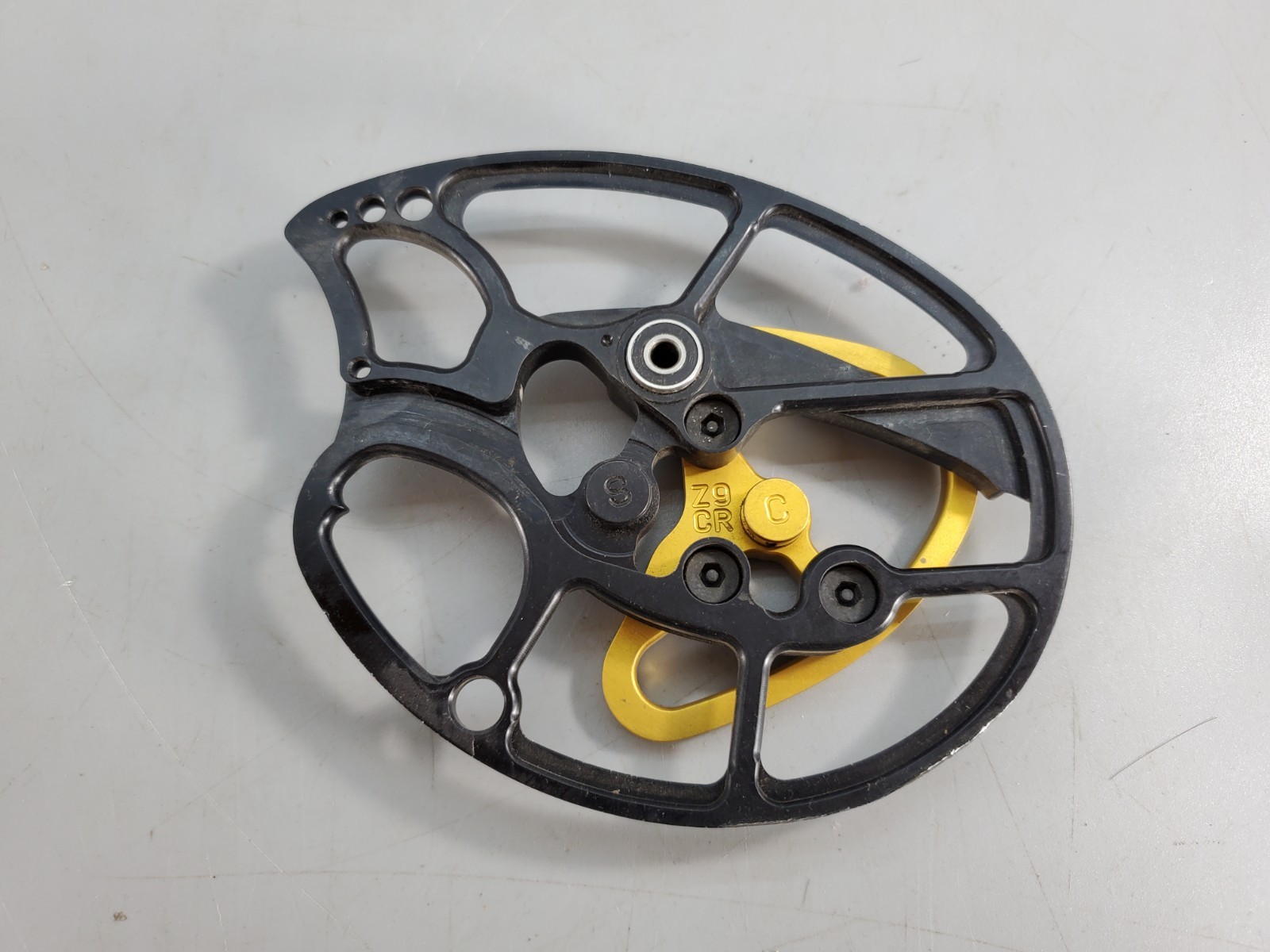 Mathews Archery Z9 Right Hand Cam Z9-CR 31in Black/ Gold Good Condition!!