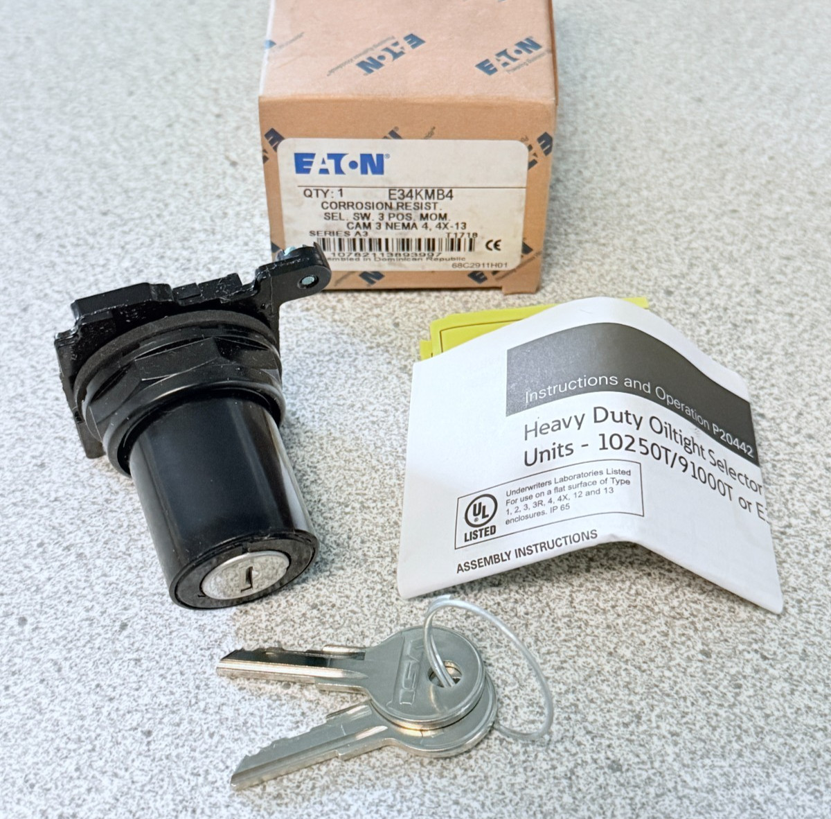 NEW Eaton E34KMB4 3 Position Momentary Keyed Selector Switch Corrosion Resistant