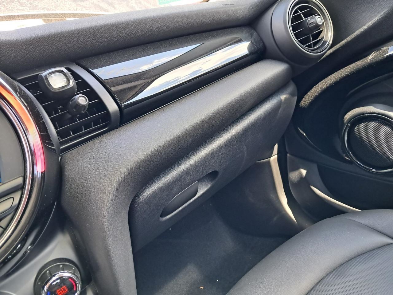 MINI 1    2019 Glove Box 4772682