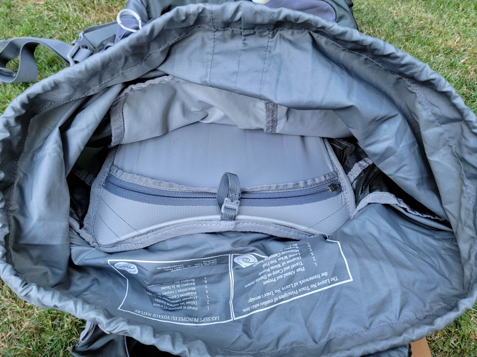 OSPREY Atmos 65 Internal Frame Green Gray Hiking 28" Backpack ~ Size Medium