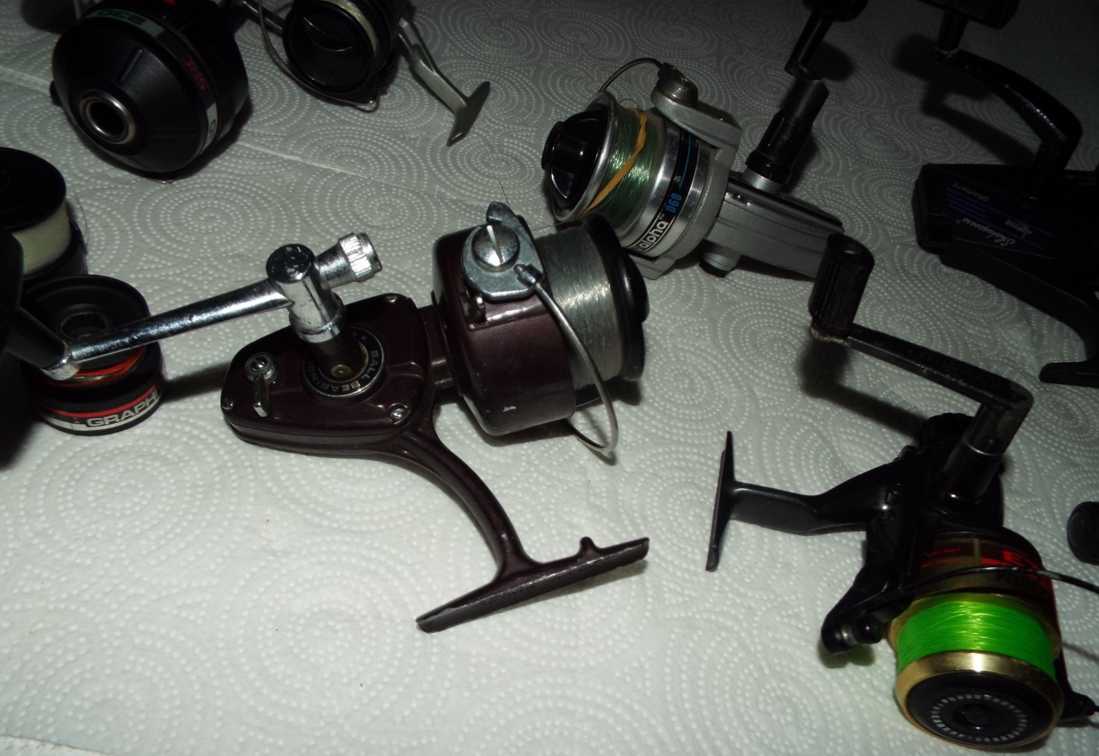 7 VINTAGE FISHING REELS WITH SOME EXTRA SPOOLS GARCIA, QUANTAM ETC.... READ!!!