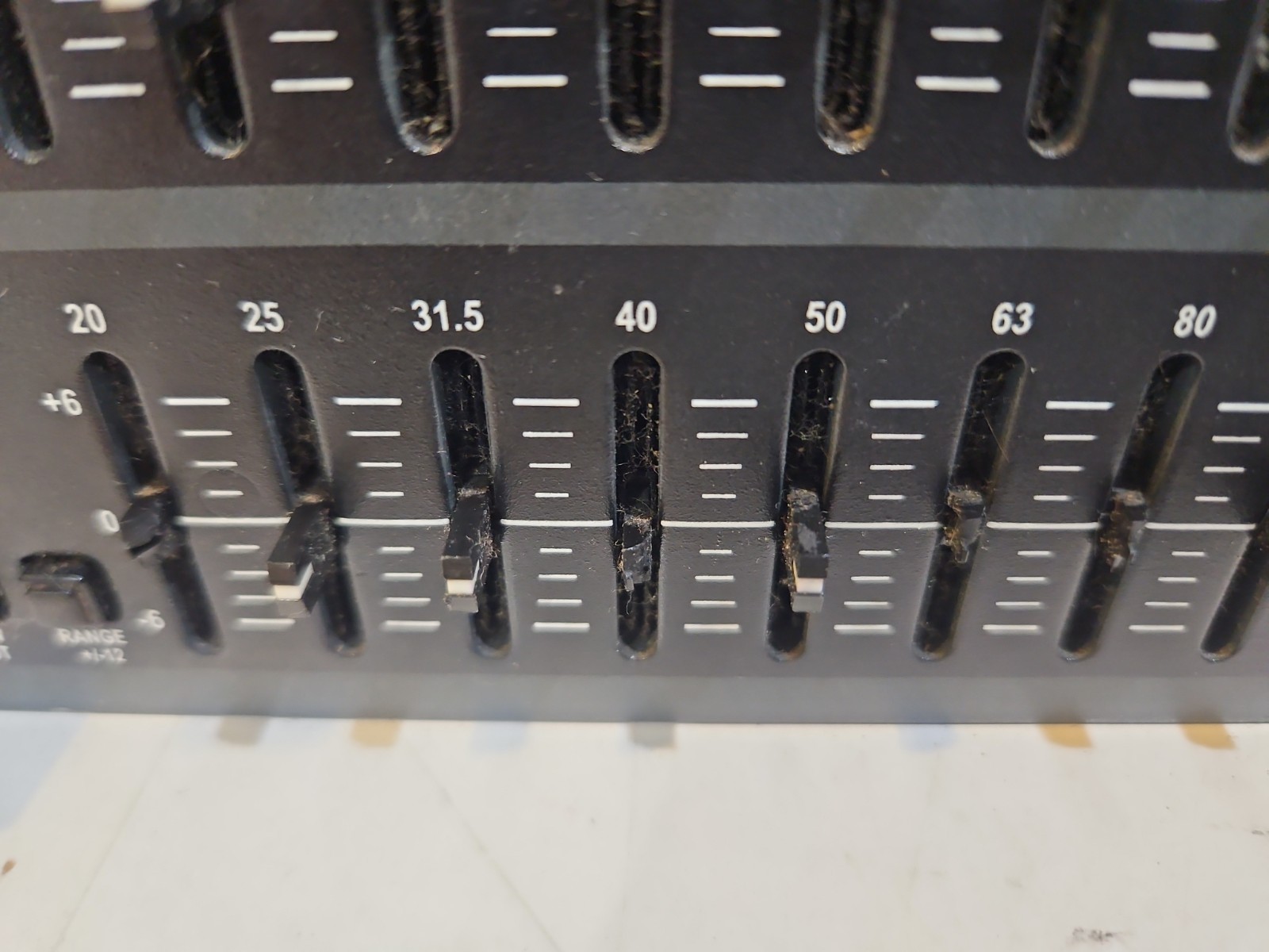 DBX 231 DUAL CHANNEL 31-BAND GRAPHIC EQUALIZER