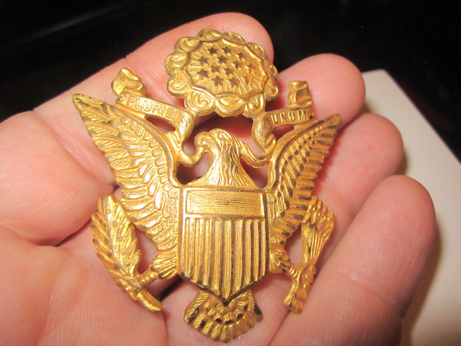 VINTAGE U.S. ARMY LAPEL SCREW ON PIN EAGLE CLUTCHING ARROWS & WREATH - BBA33A