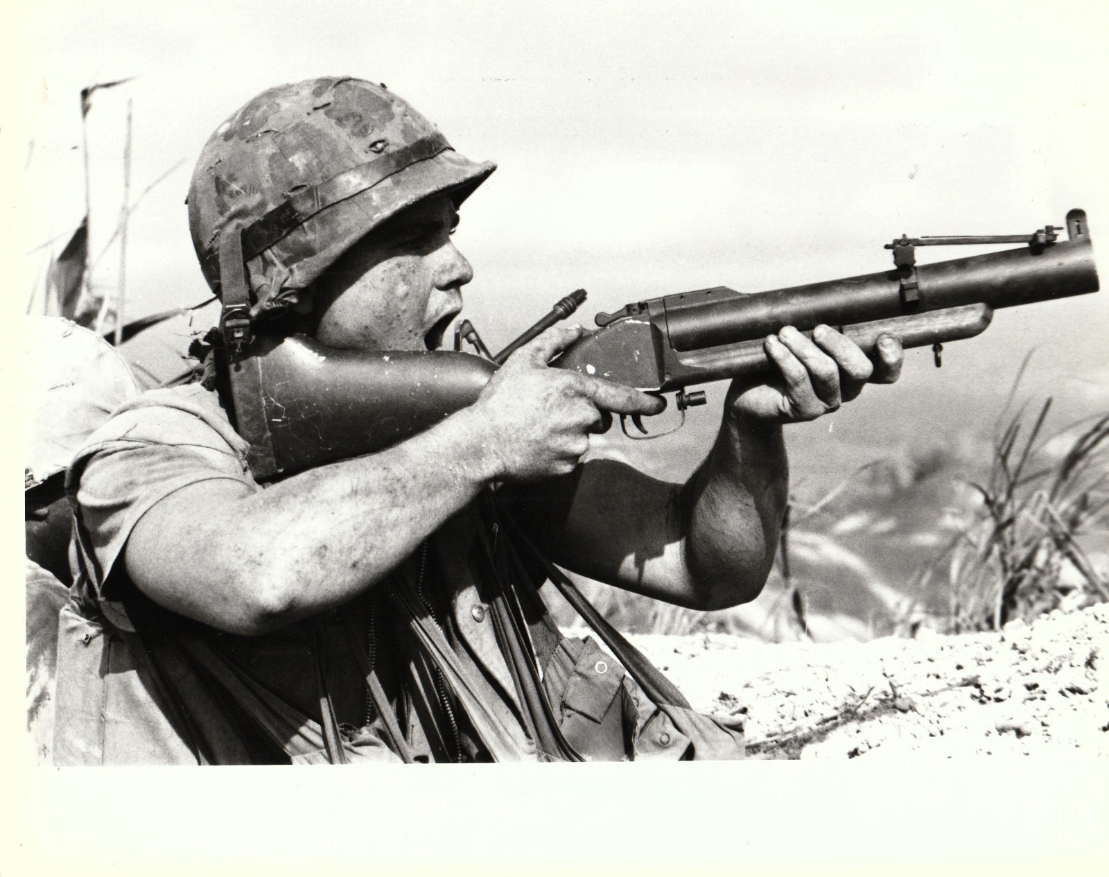 VINTAGE PHOTO VIETNAM: MARINES ADVANCE UP HILL 689, KHE SANH, 4 APRIL 68