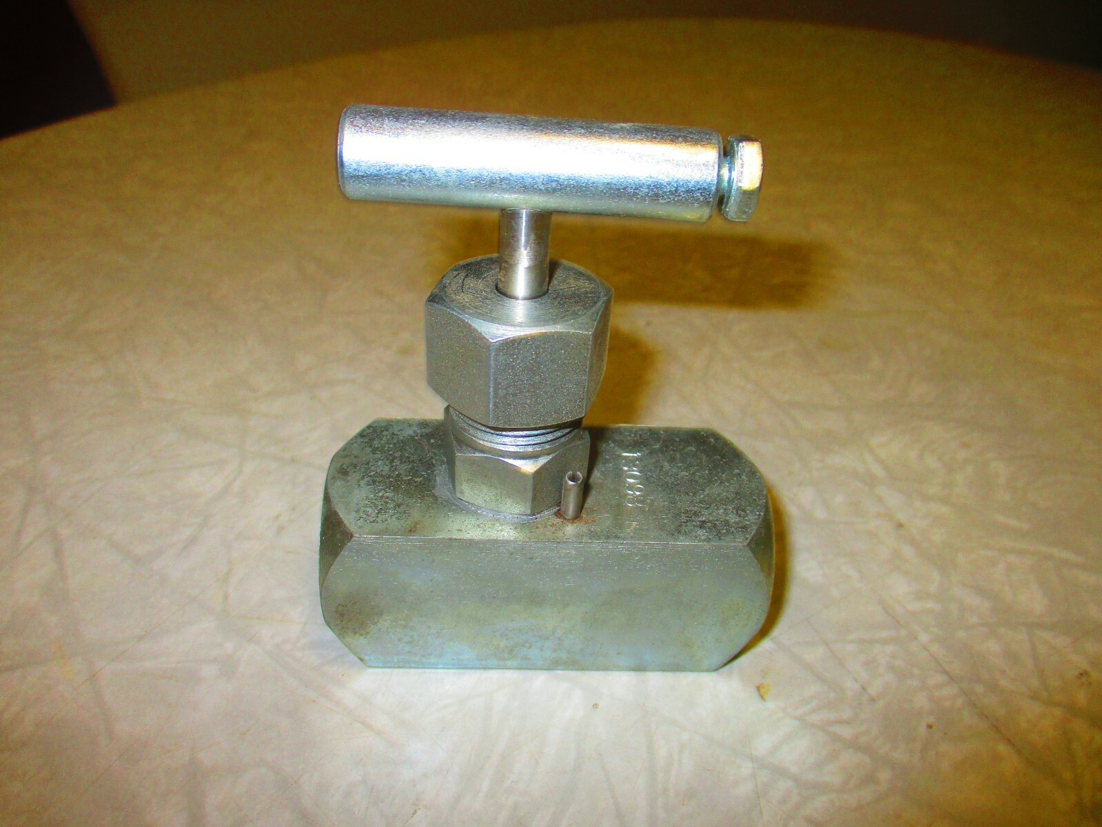 Needle Valve | HEX VALVE HN491S3331413 | 1/2" FNPT | 6185 psi | Integral Seat