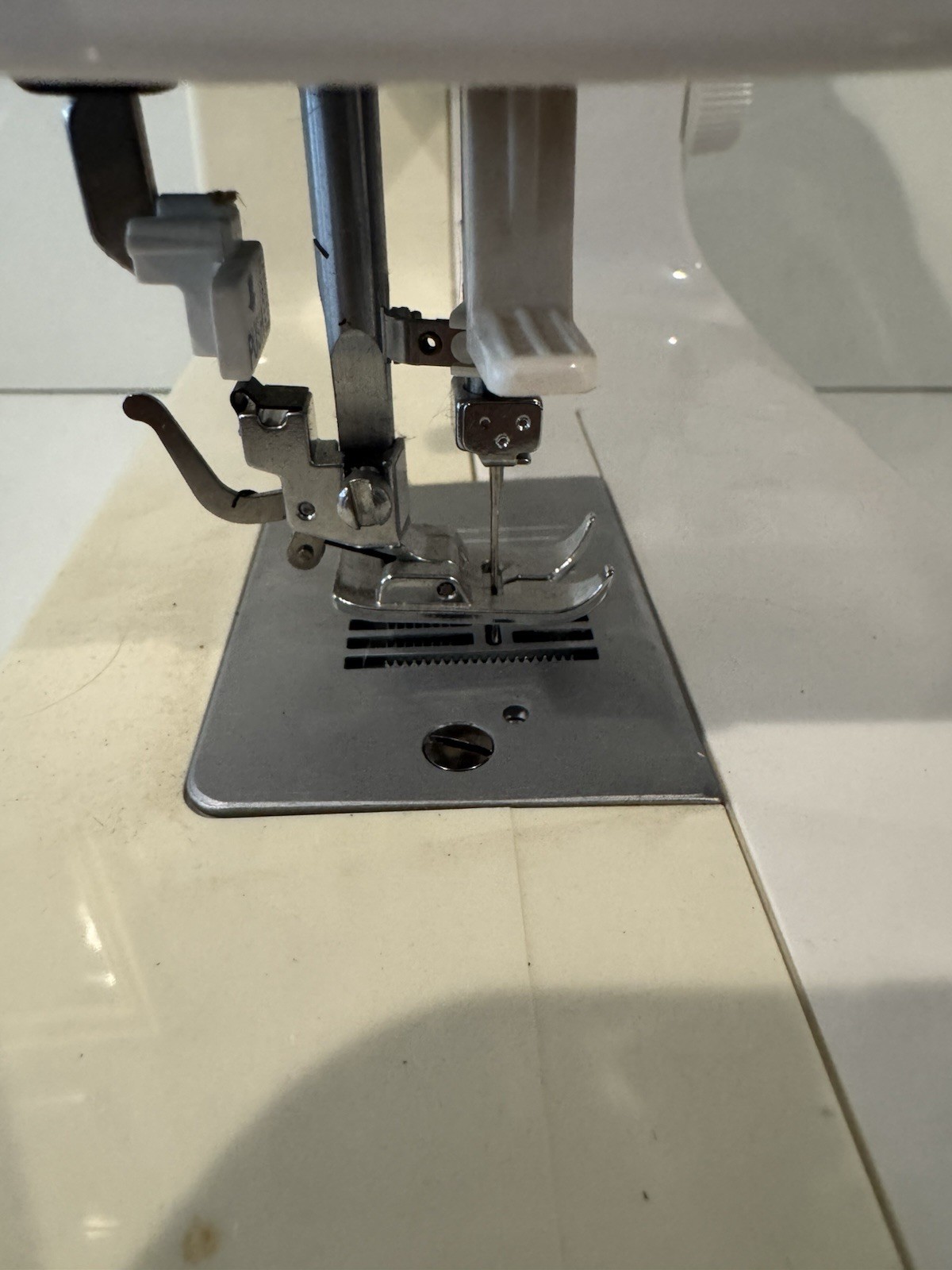 Singer 2273 Esteem II Sewing Machine w/ Pedal