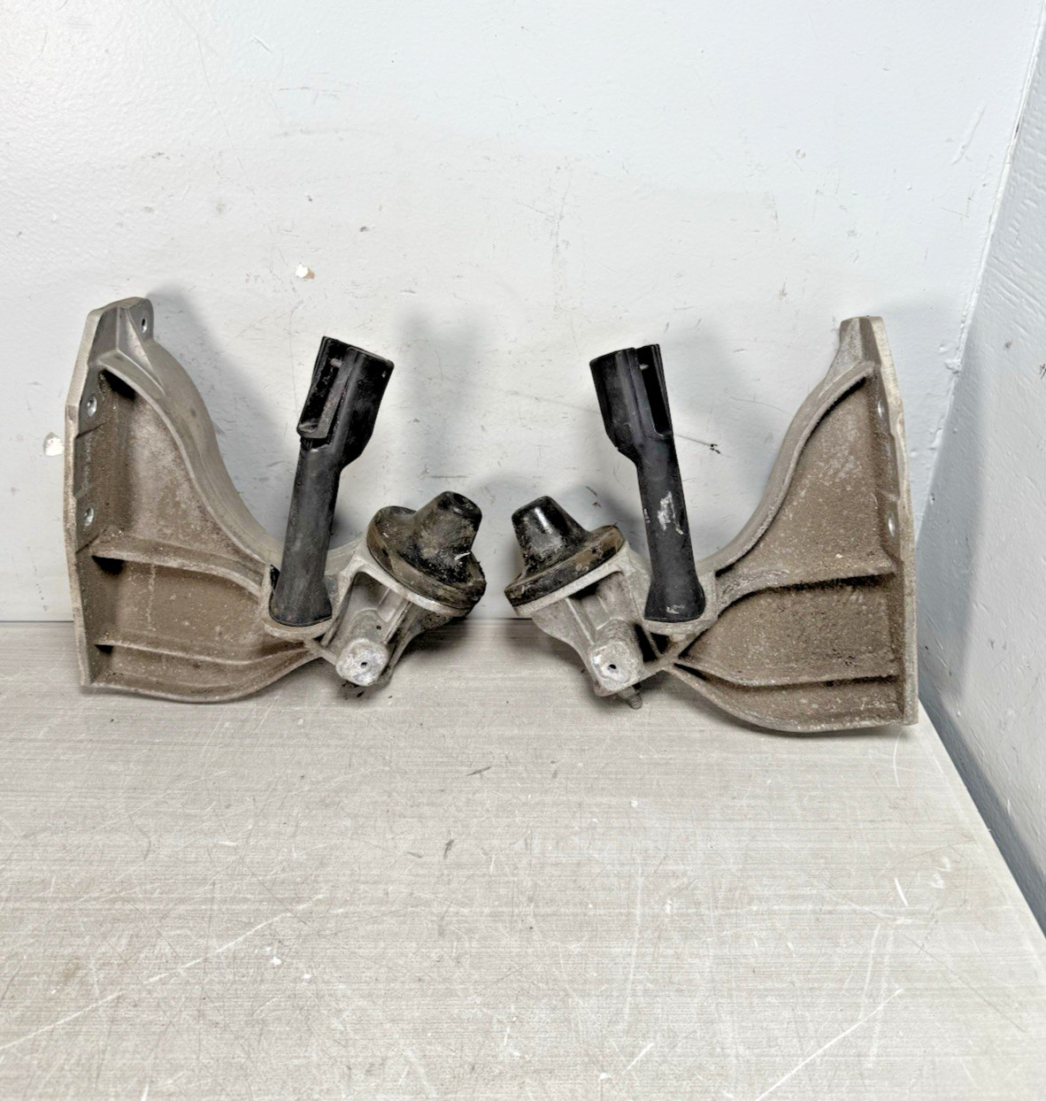 2024 FREIGHTLINER CASCASDIA HOOD RESTS BOTH SIDE #A17-21589-000 #A17-21589-001