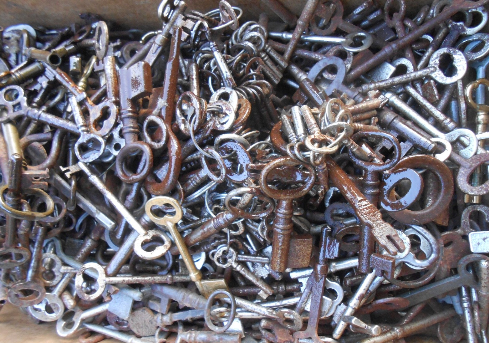 10 random Vintage rusty skeleton keys  5 big and 5 small From lot in picture