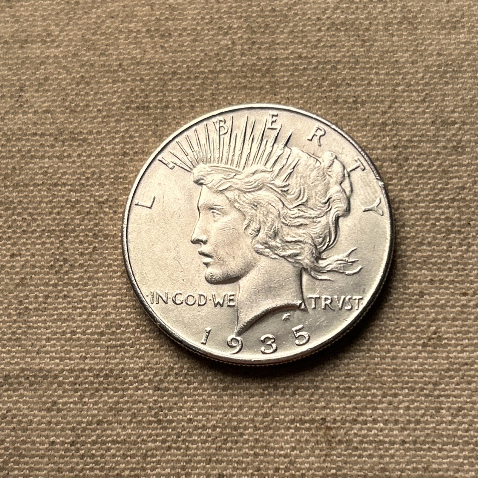 (1) BU 1935 (P) Peace Silver Dollar $1 Unc MS 90% - Philadelphia Mint 11-28