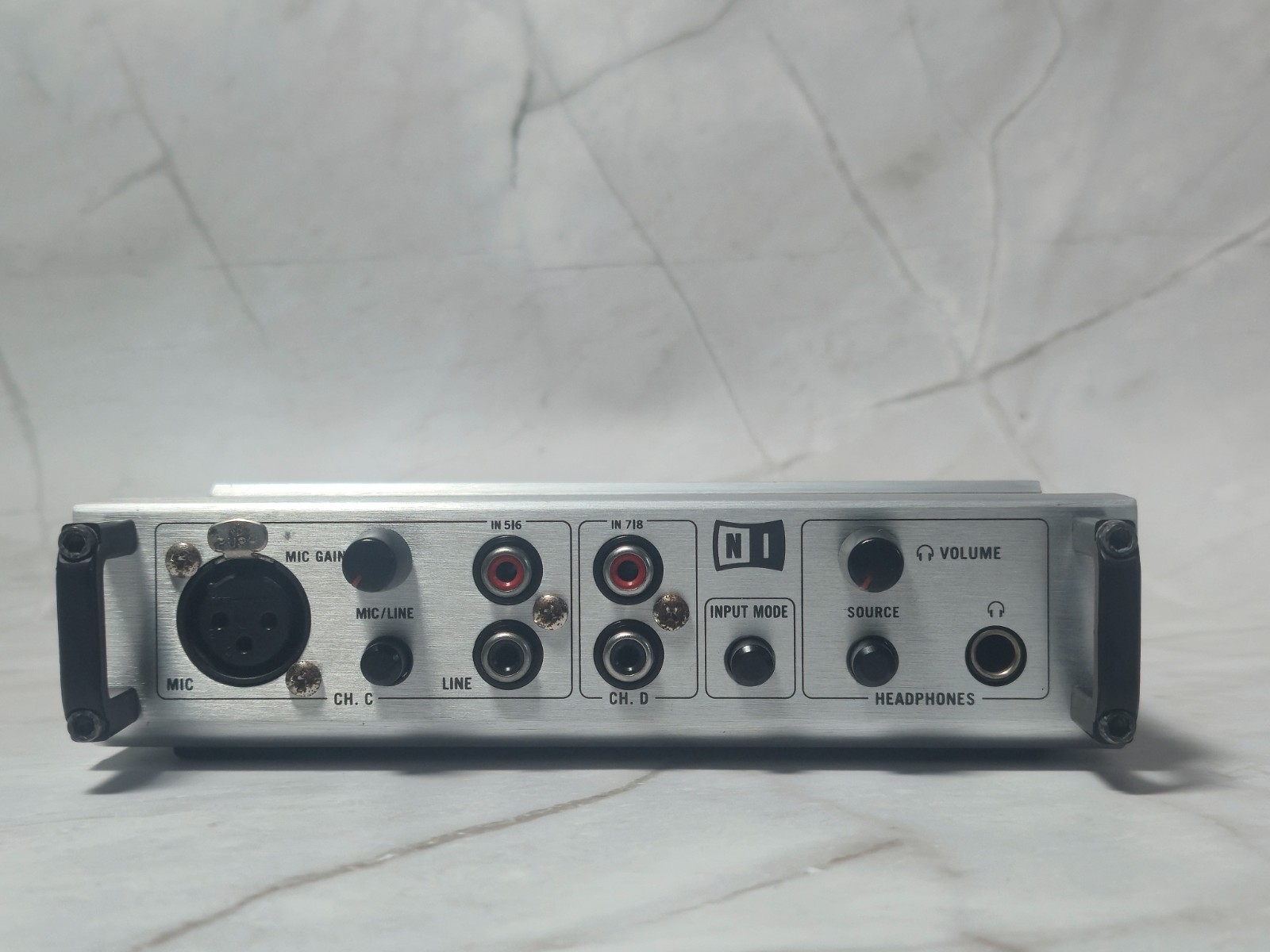 Native Instruments Audio 8 DJ - 4x4 USB Audio Interface Soundcard Traktor