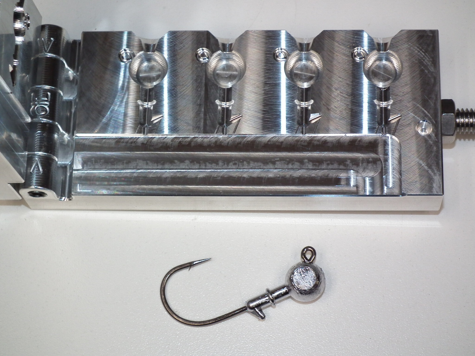 Saltwater Cbal Barbed / Tie Jig Big eyes 5/8oz Production mold 32824  Fluke USA