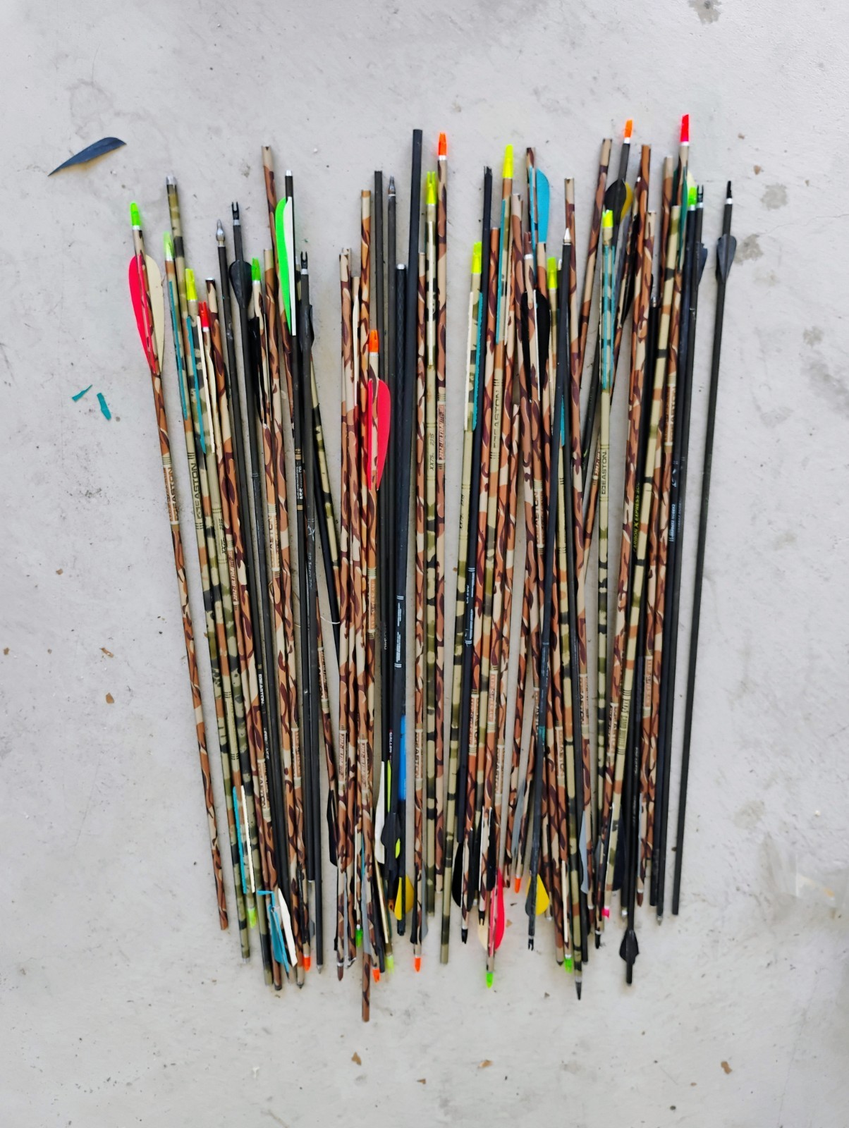 Lot of 55 Used Archery Hunting Target Arrows 200 Spine: Easton, Others