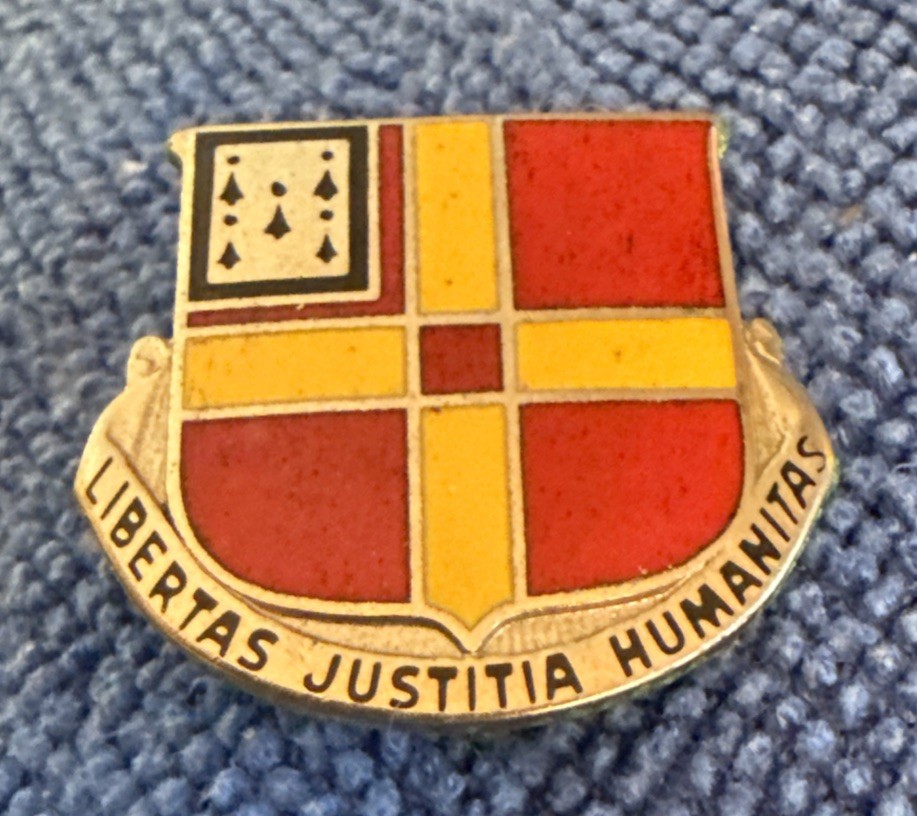 US Army DUI Pin 81st Field Artillery, Libertas Justitia Humanitas D18