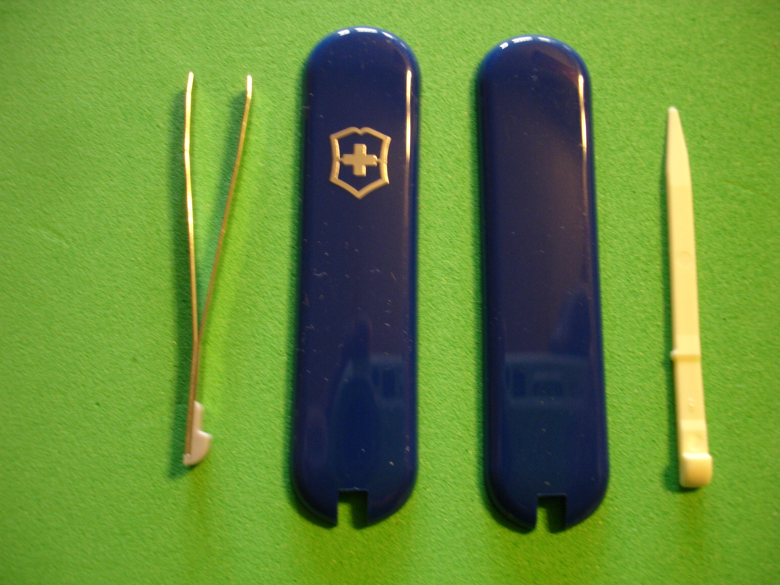 NEW VICTORINOX SWISS ARMY 58mm ROYAL BLUE SCALES INCLUDES - TOOTHPICK & TWEEZER
