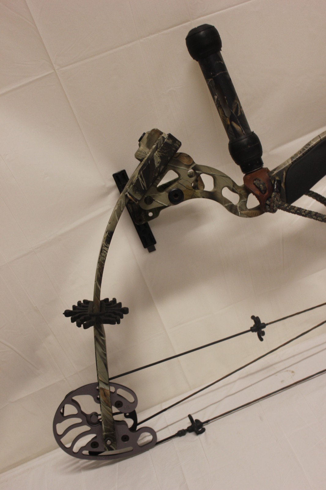 Bowtech Tomkat RH Compound Bow 70 LBS Camo