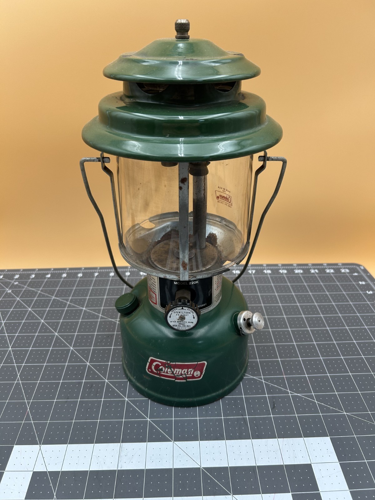 Coleman Model 220K 8-81 double-mantle gasoline lantern