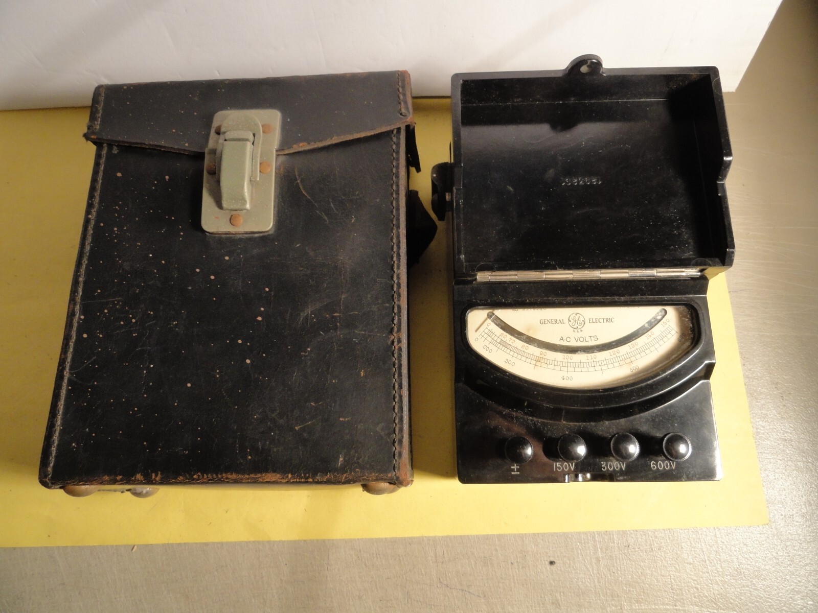 Vintage G.E. (General Electric) AC VOLTS METER MODEL 8AP9VBM9 WITH LEATHER CASE