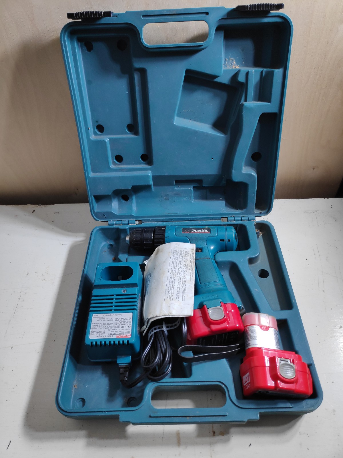 MAKITA 6222DW 9.6 CORDLESS DRILL WITH TWO BATTERIES AND CASE. TESTED AND WORKS.