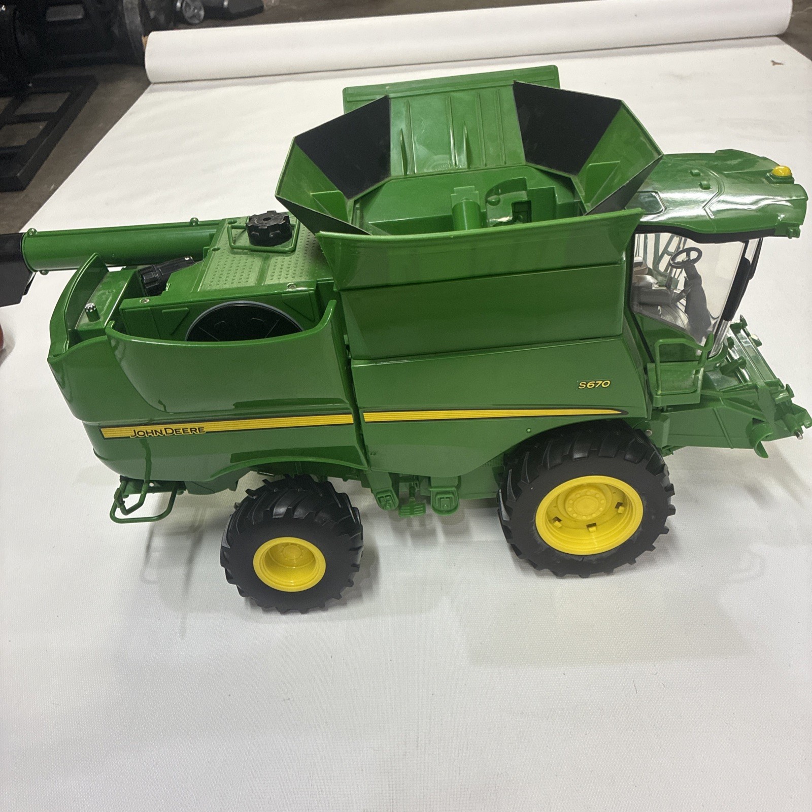 ERTL BIG FARM 1/16 JOHN DEERE S670 COMBINE Read