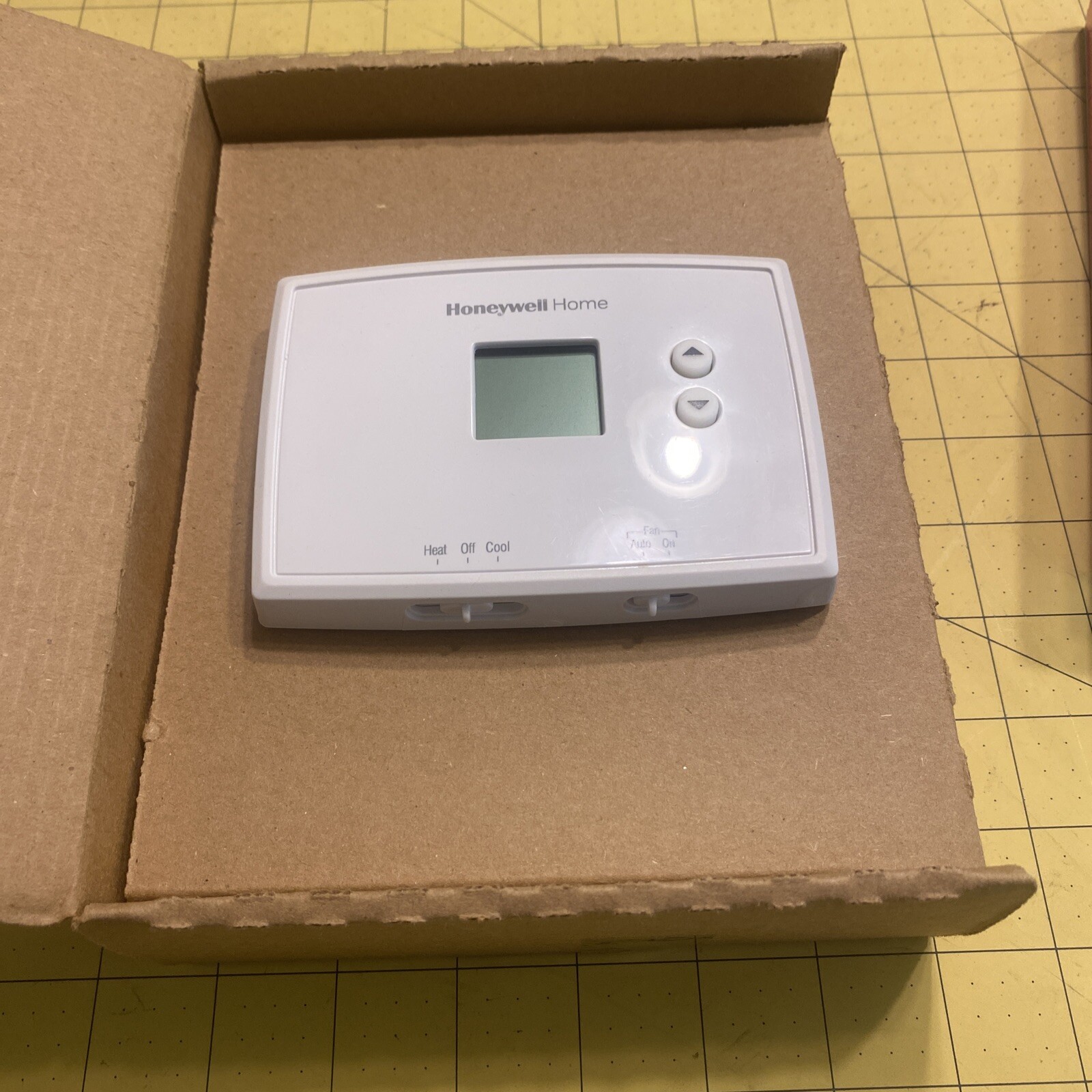 HONEYWELL HOME RTH111B HORIZONTAL NON-PROGRAMMABLE THERMOSTAT