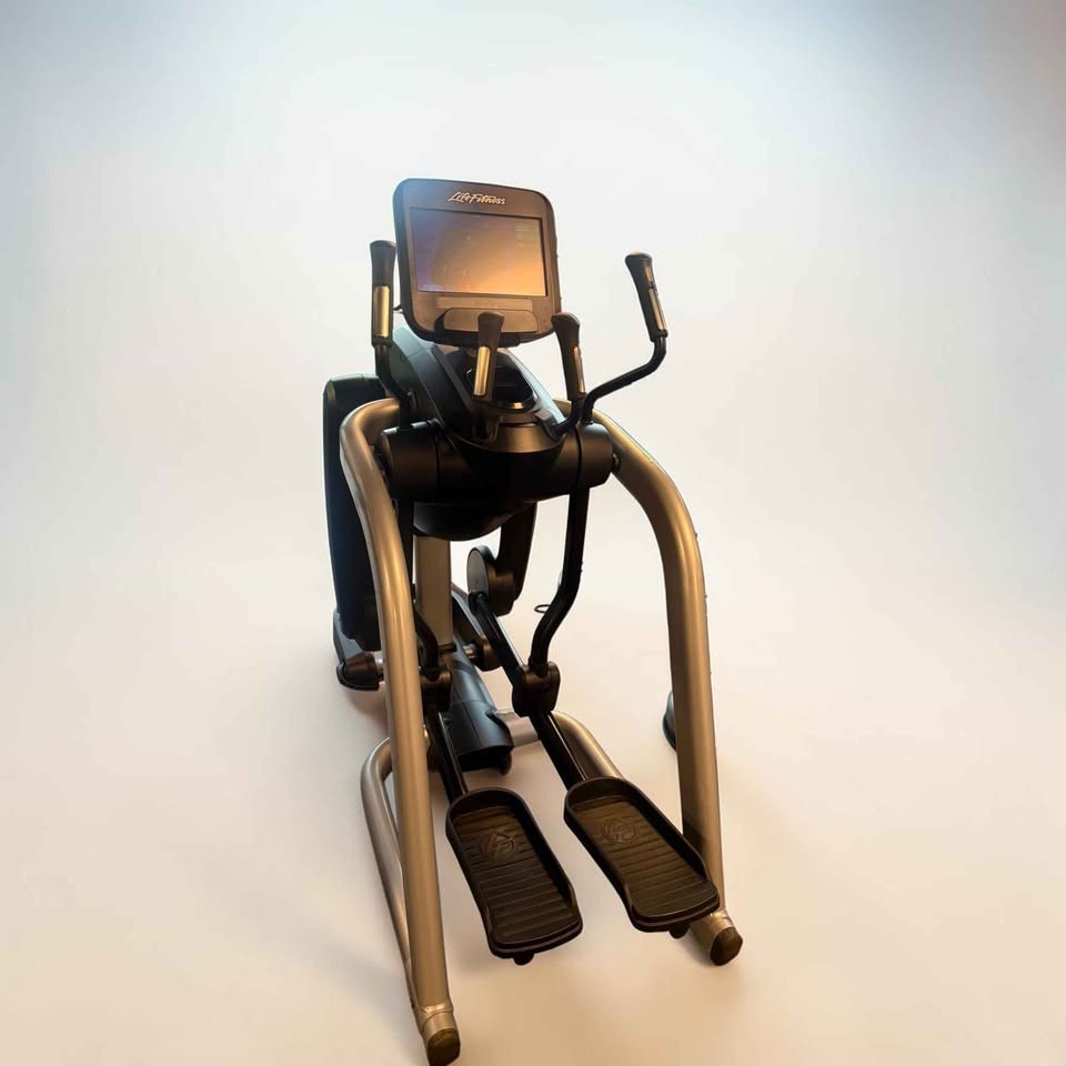 Life Fitness Discover SE3 Flexstrider - Cleaned & Serviced