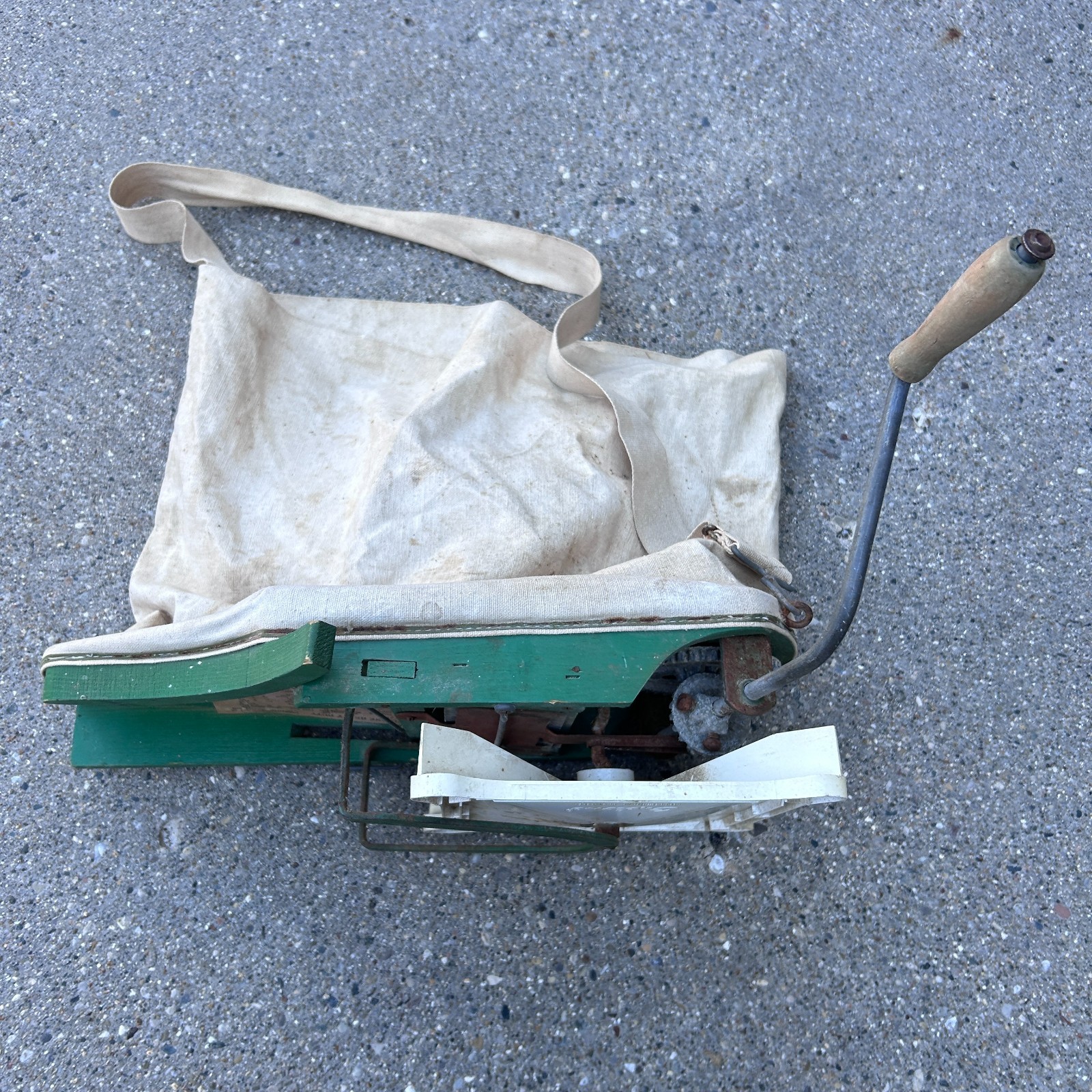 VTG CYCLONE HEAVY DUTY FERTILIZER & SEED SOWER HAND CRANK GREEN PAINT - TESTED!