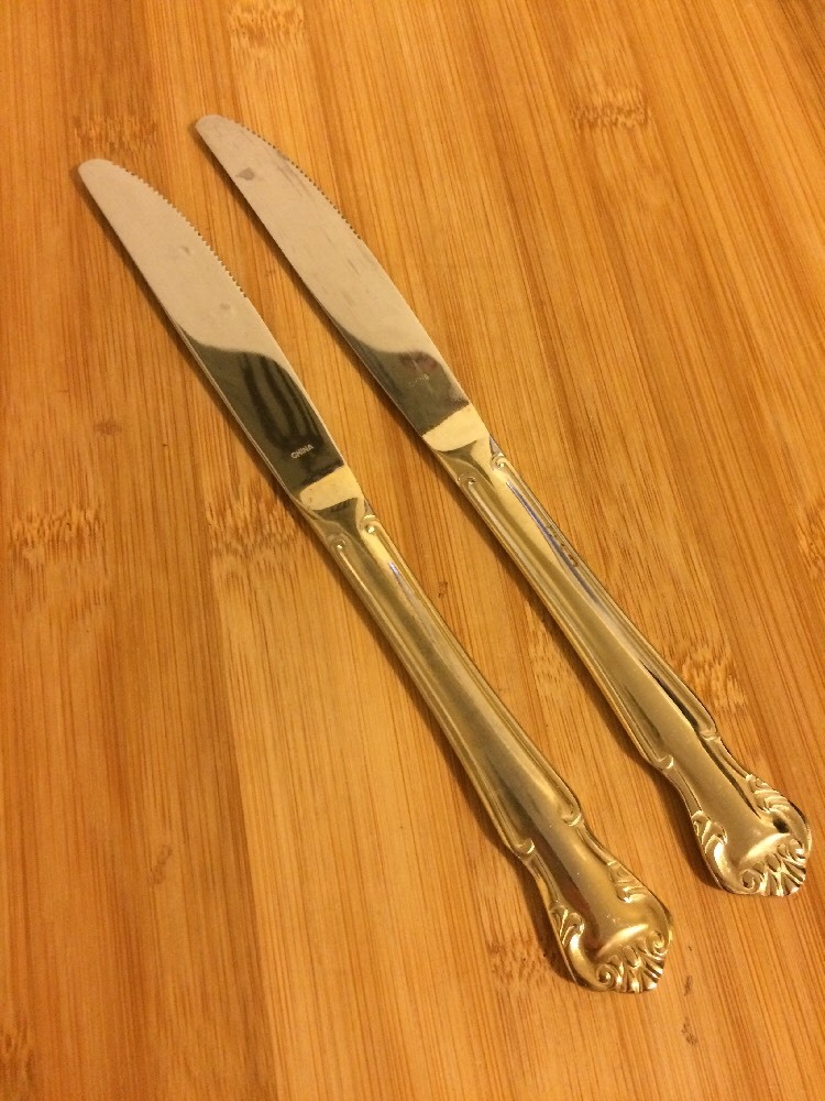 Farberware Gold Electroplate Scroll Plume Tip 2 DINNER KNIVES 8 3/4"
