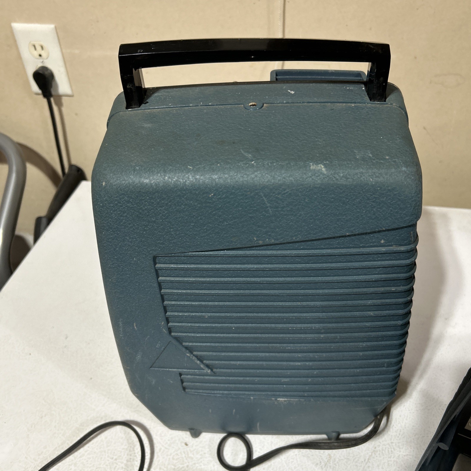 Vintage Tower Super Automatic 8mm PROJECTOR Model 584.92922 works 2-reels
