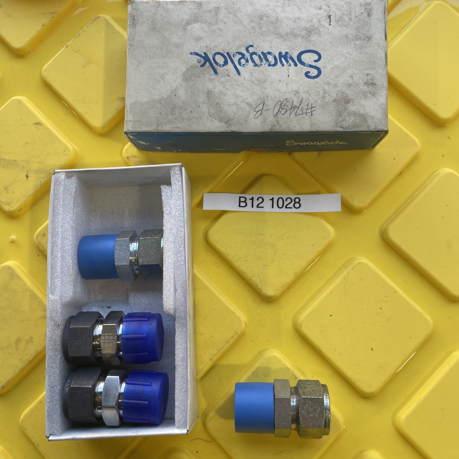 (4) - (2) SWAGELOK S-1210-6-12AN / S1210612AN + (2) Same Size Not Swage