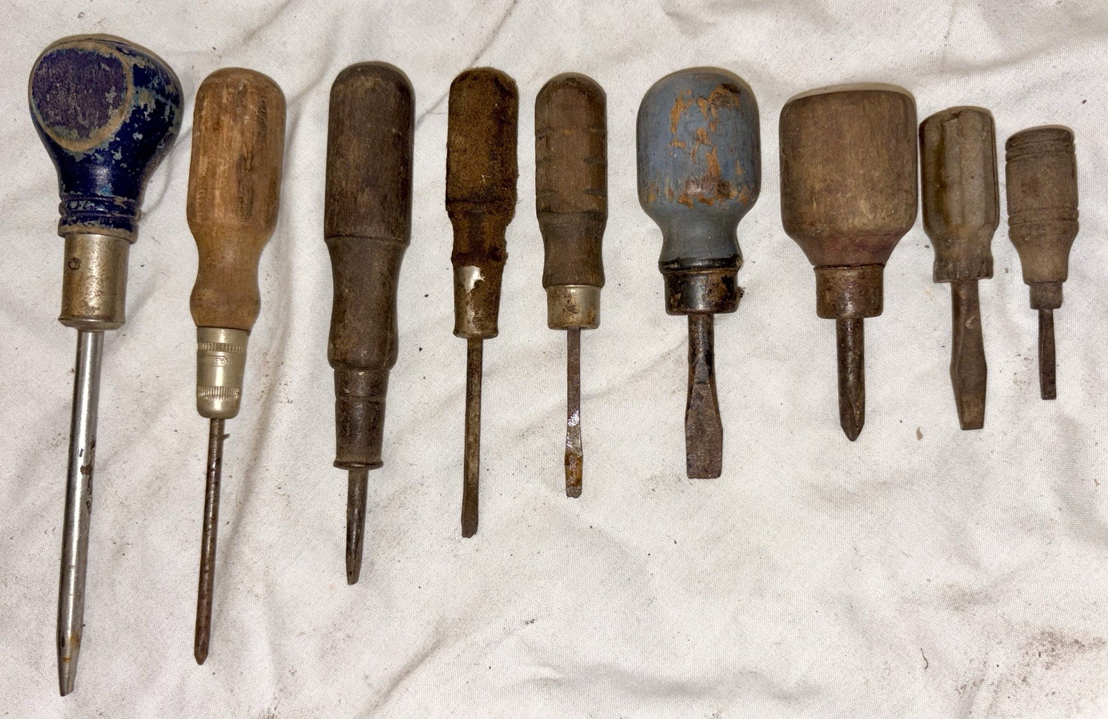 VINTAGE LOT OF 8 SMALL WOODEN HANDLE SCREWDRIVERS & WOOD HANDLE AWL