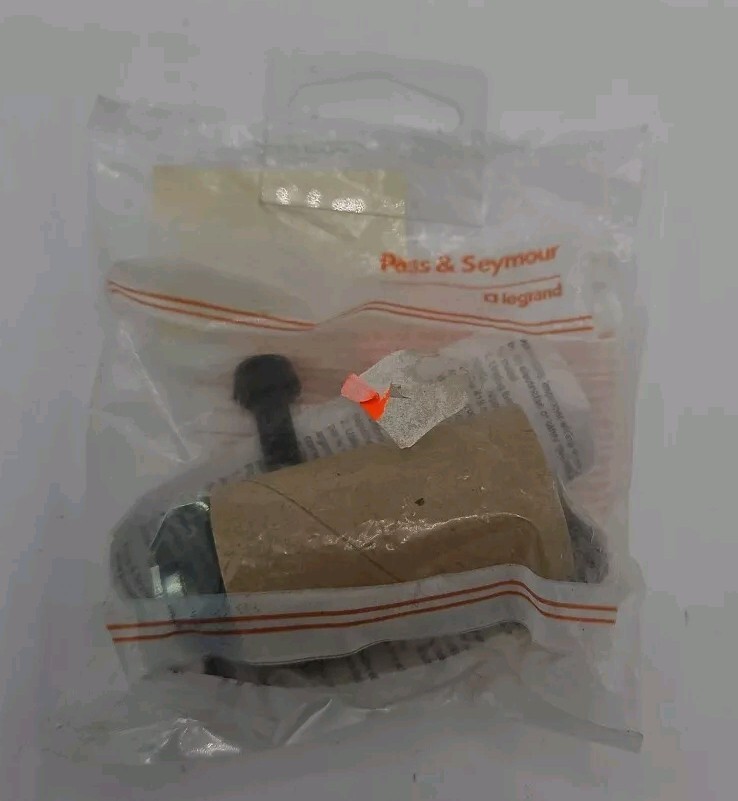 Pass & Seymour - 918CC10 - White Incandescent Medium Base Lampholder - Lot of 2
