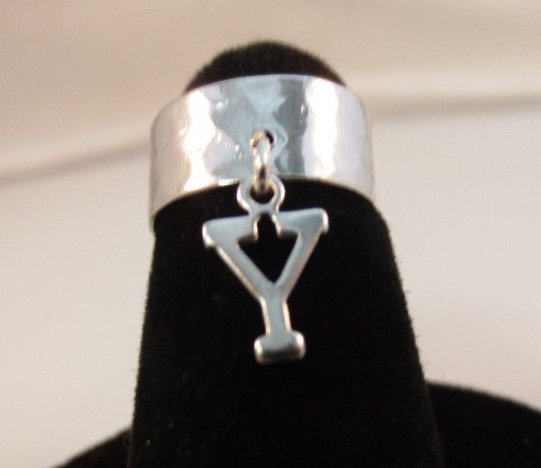 14KT WHITE GOLD PLATED  HAMMERED TOE RING WITH A DANGLE INITIAL Y