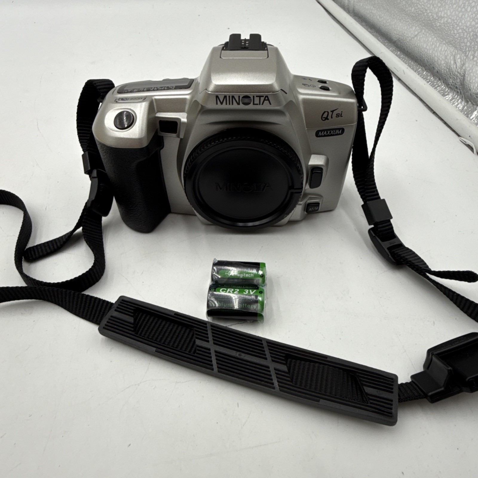 MINOLTA MAXXUM QTsi 35mm SLR FILM CAMERA BODY WITH BATTERIES, STRAP & CAP - EX++