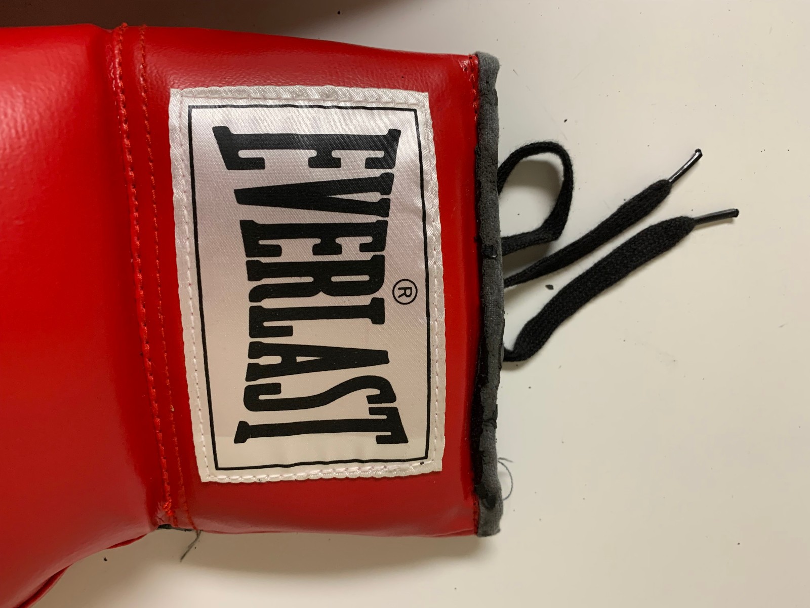 Everlast Red & White Boxing Gloves – 14oz