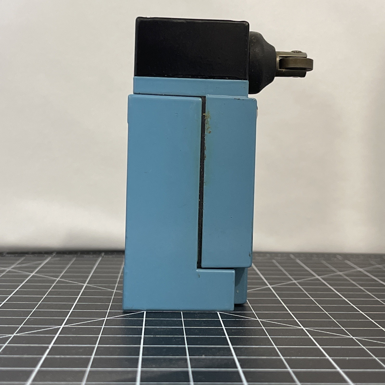 Honeywell Micro Switch LSF1A Heavy Duty Limit Switch Top Roller Plunger 10A 600V